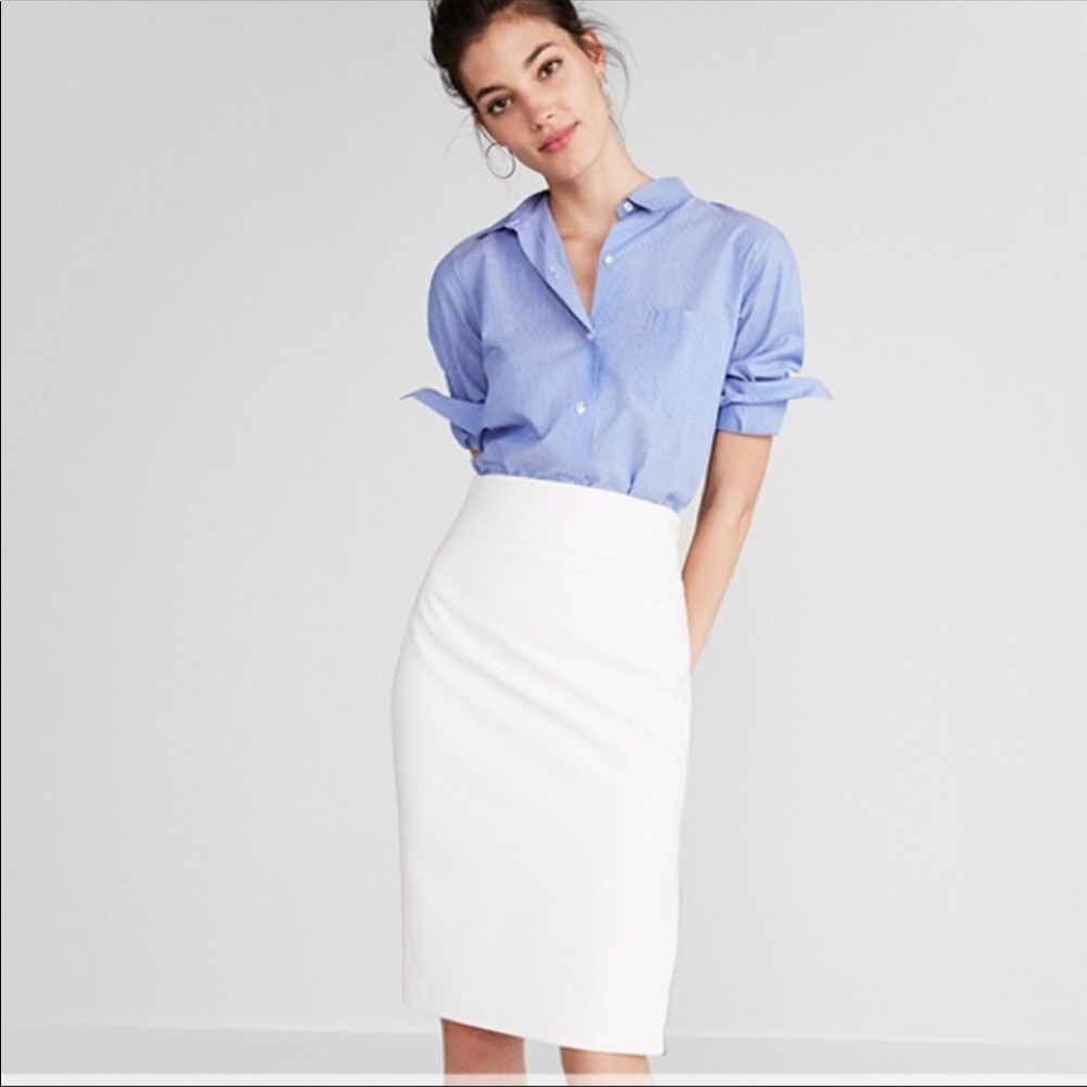 High waisted, form fitting pencil skirt